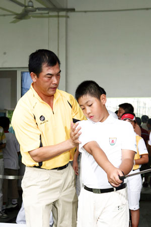 张连伟教球 击球时身体要保持正确的姿势